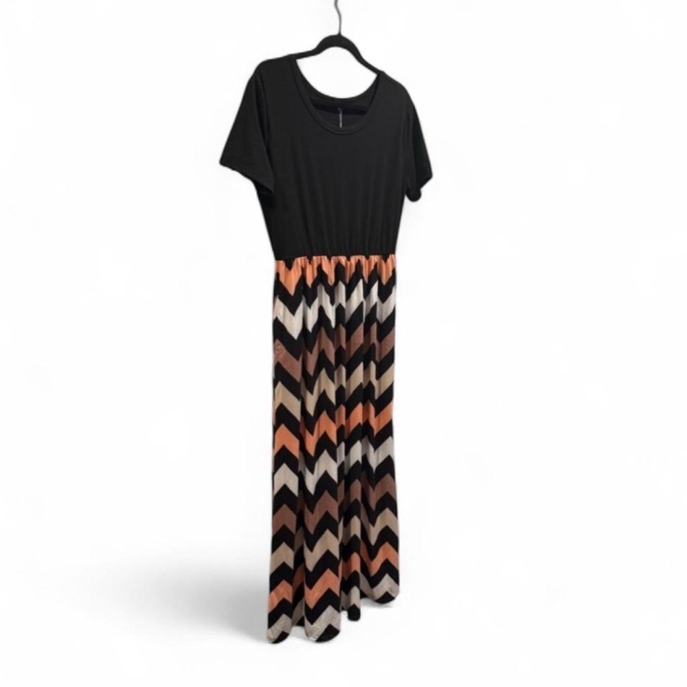 Elegant Black and Chevron Maxi Dress - Picture 2 of 8
